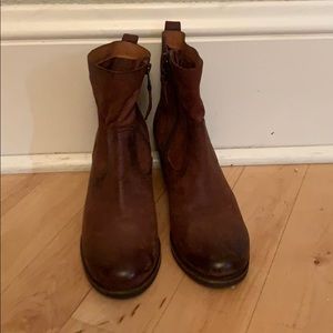 New Trask Trisha in brown size 6.